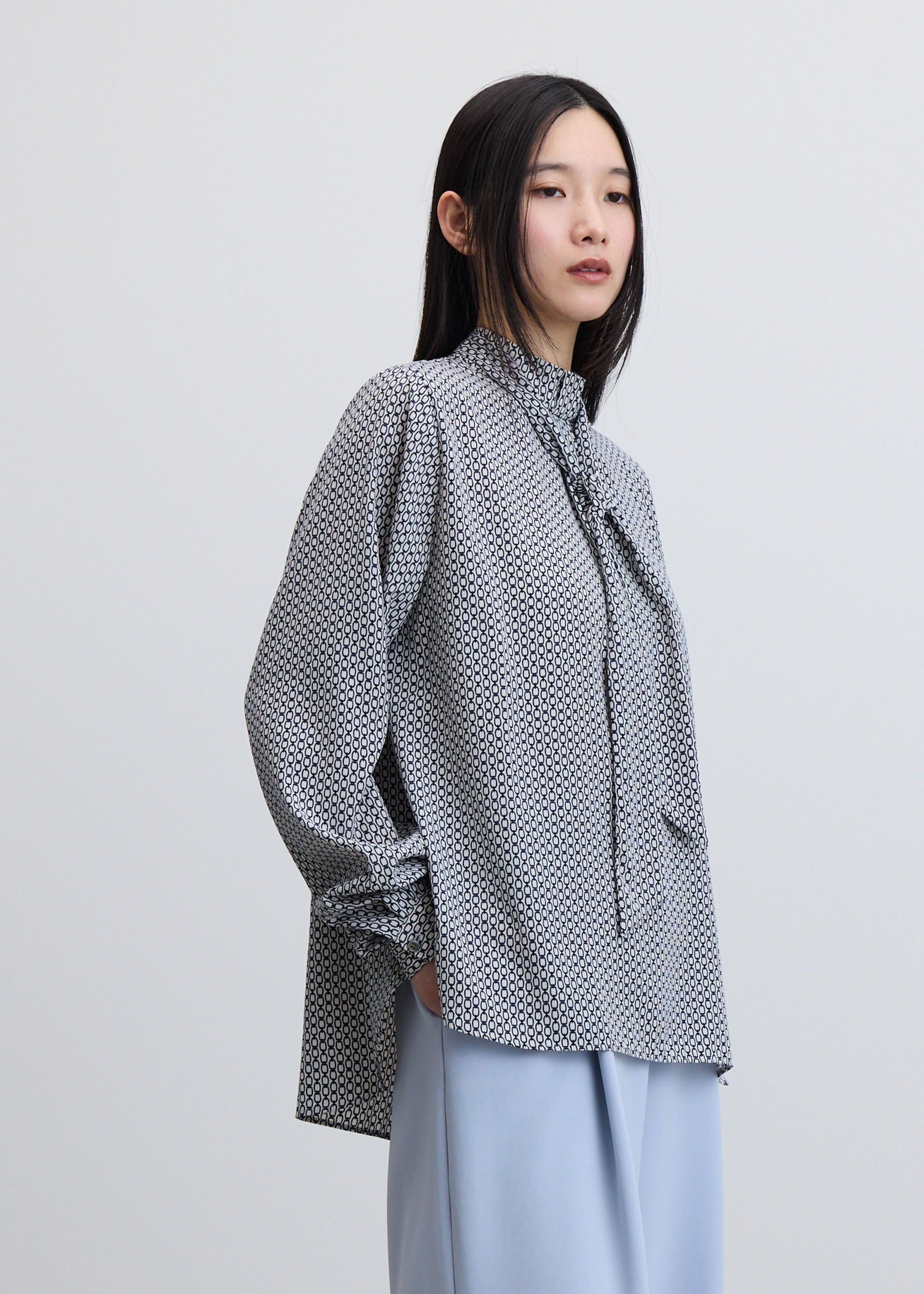 チェーン柄ボウタイブラウス - SOÉJU online store｜上質な大人の女性