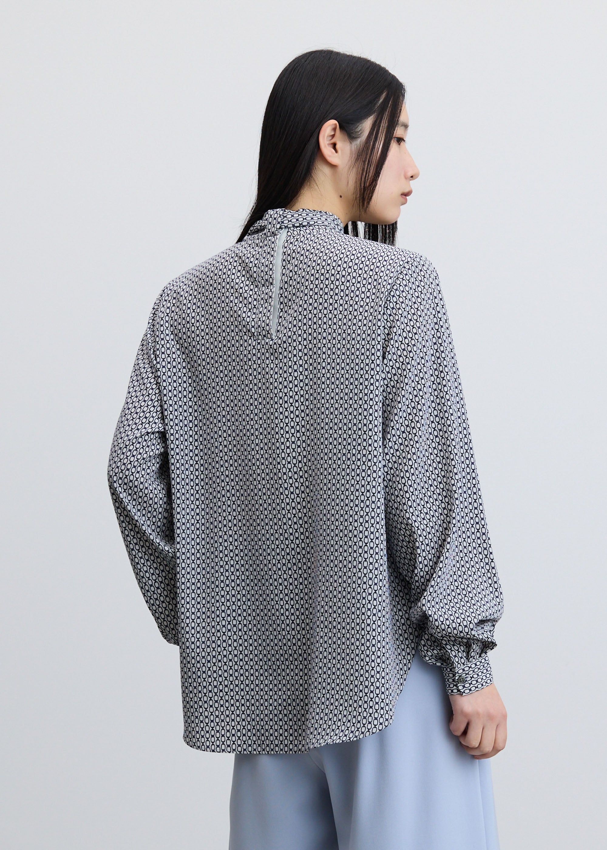 チェーン柄ボウタイブラウス - SOÉJU online store｜上質な大人の女性