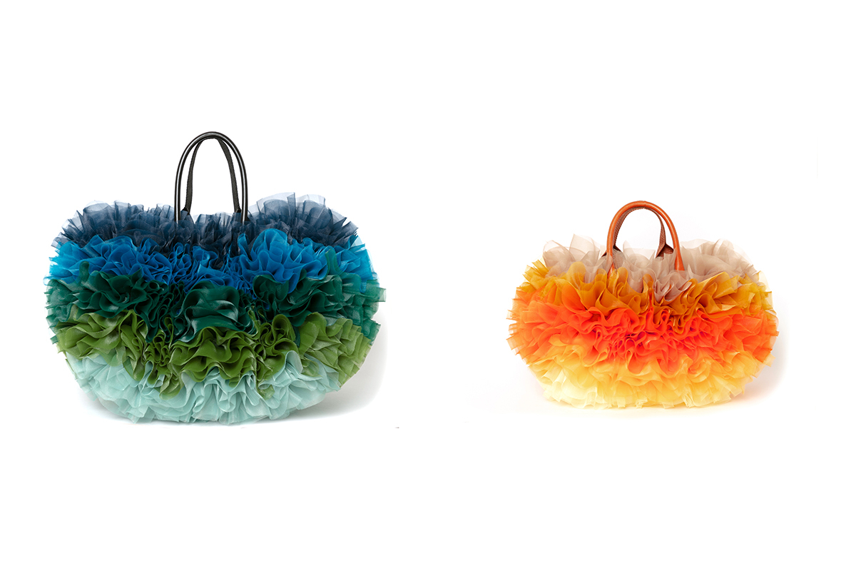 サカイとトモコイズミが夢のコラボレーション！ フリルのバッグや