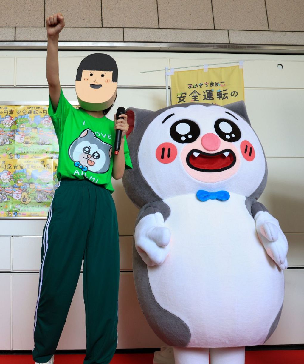 動画・写真多数】人気漫画家「まめきちまめこ」さん、ナナちゃん人形前