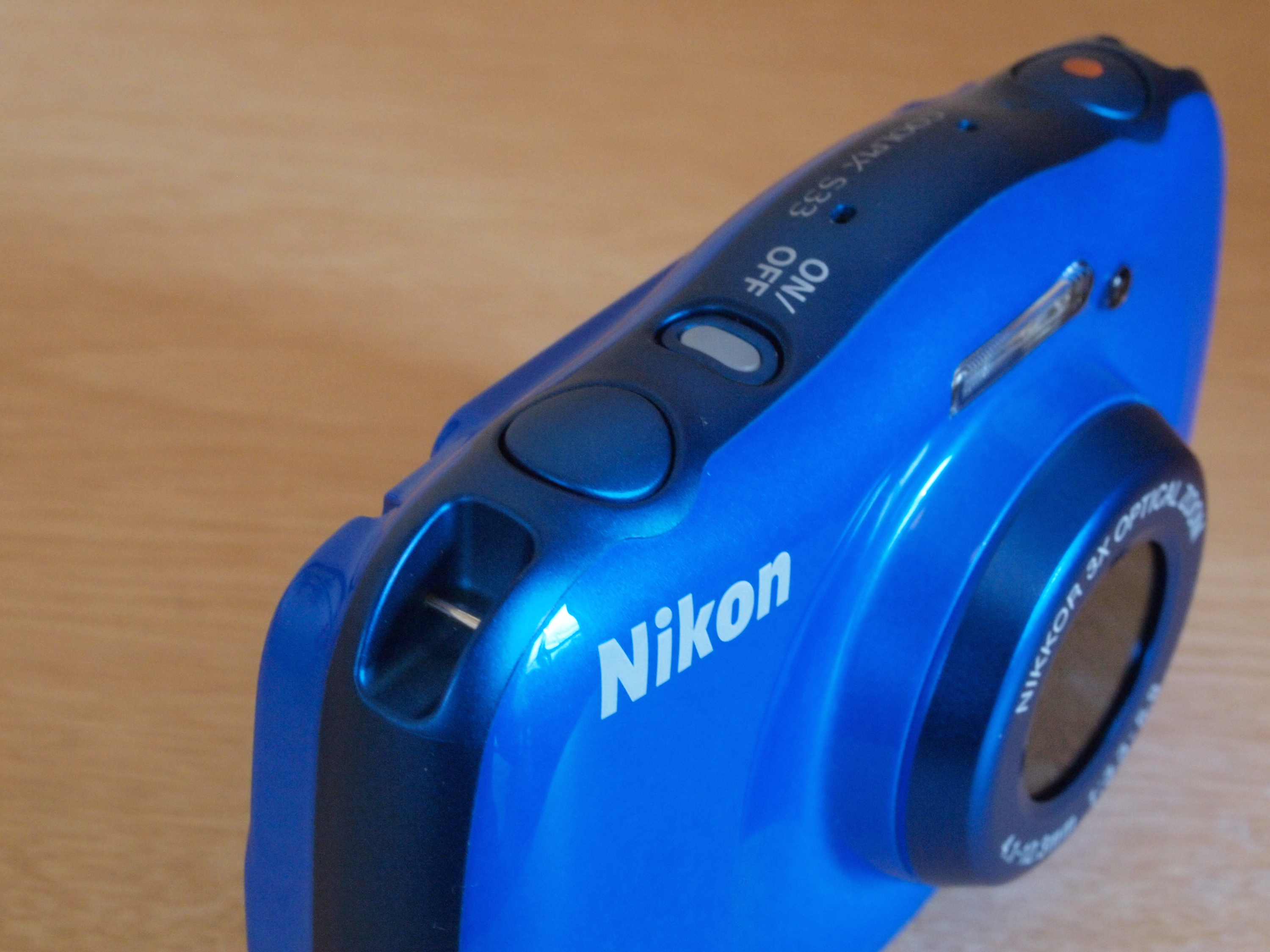 隠れた名品!? 安くて使える防水カメラ「ニコン COOLPIX S33