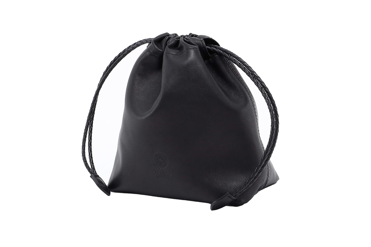 革を知り尽くしたガンゾが手掛けた巾着バッグ「ペコラ」はラム革特有の