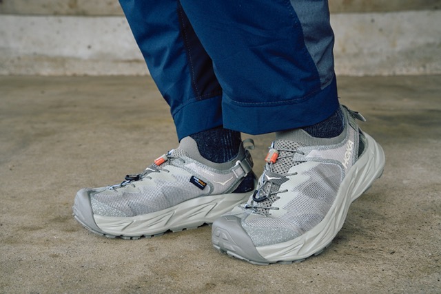 すべての膝ツラ&足ムレの民に届け。HOKAのサンダル「HOPARA 2」は