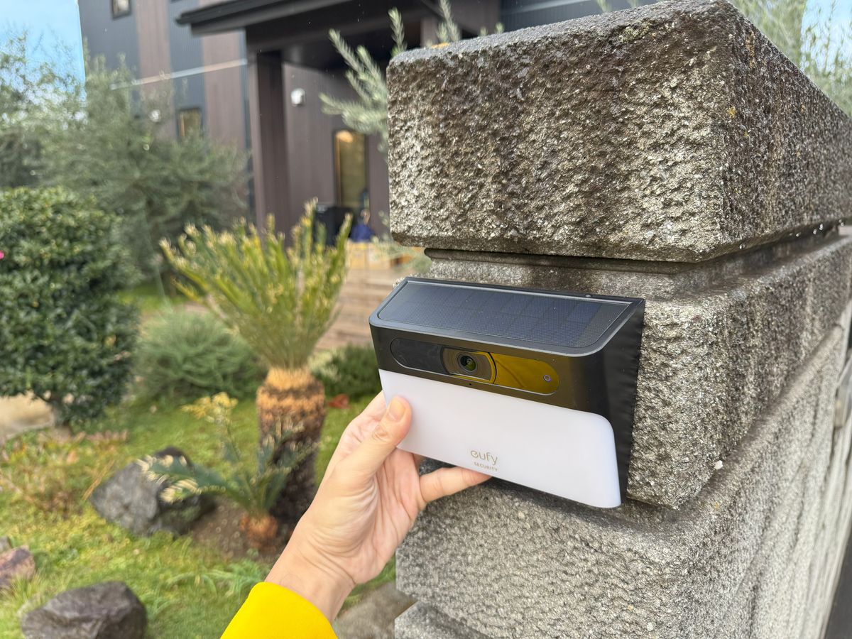 アンカーのソーラー＆センサーライト一体型「防犯カメラ」の実力や