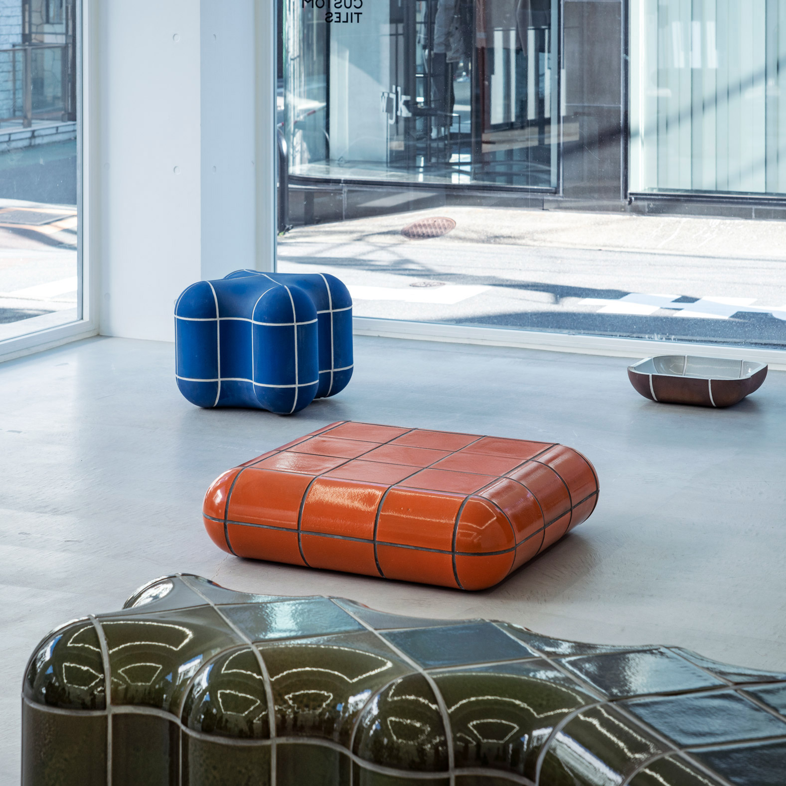 Max Lamb creates sculptural furniture pieces from 3D-tiles