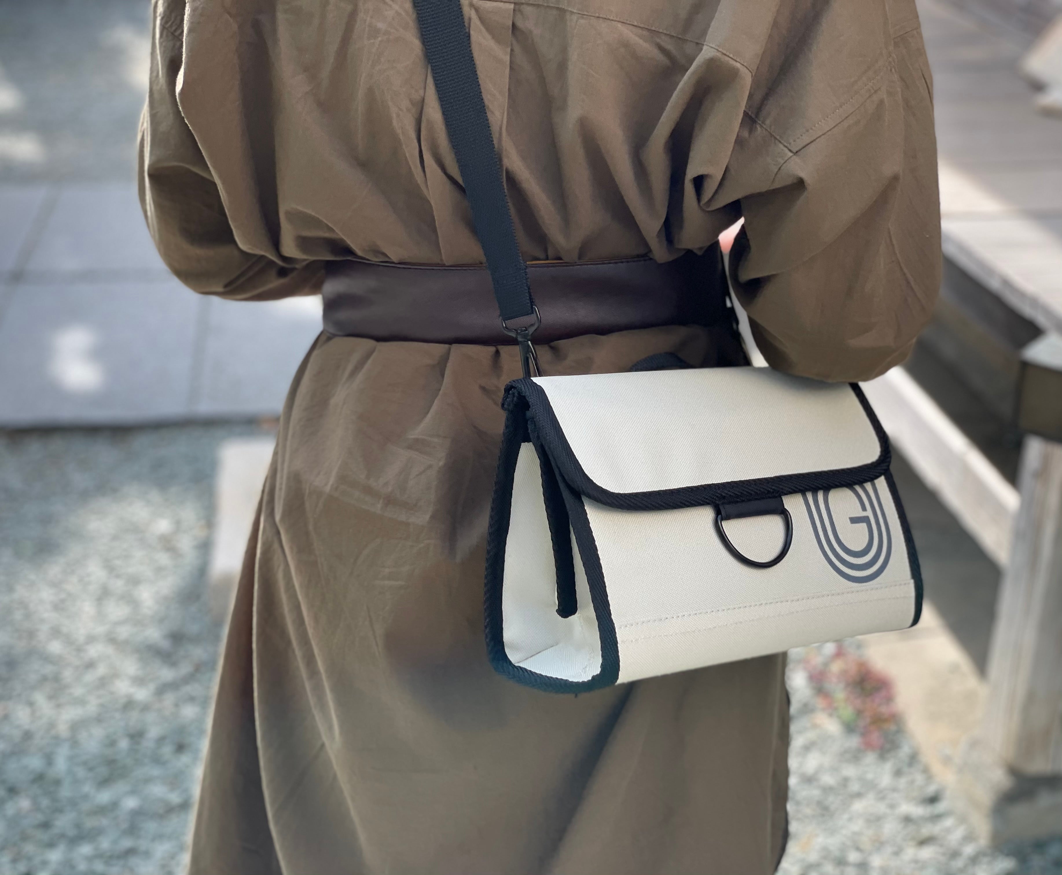 片手で最短アクセス！使いやすさを追求した新感覚ショルダーバッグ