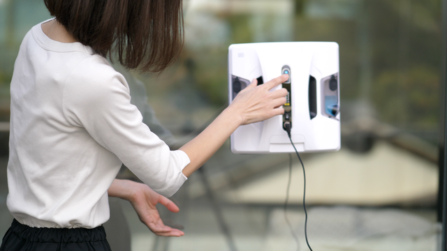 もう手拭きには戻れない！全自動窓掃除ロボット『HOBOT-2S』｜マクアケ