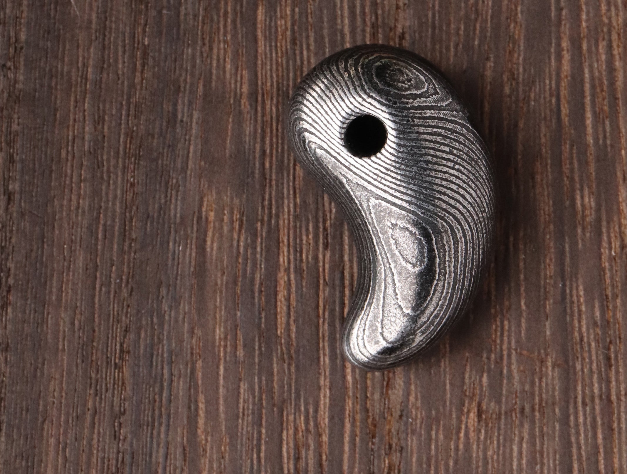 高級鋼材【40層以上のダマスカス鋼】で作った“神秘の勾玉”お守り