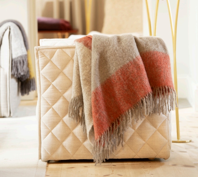 北欧カラーでインテリアに馴染む、ふわっふわのブランケット