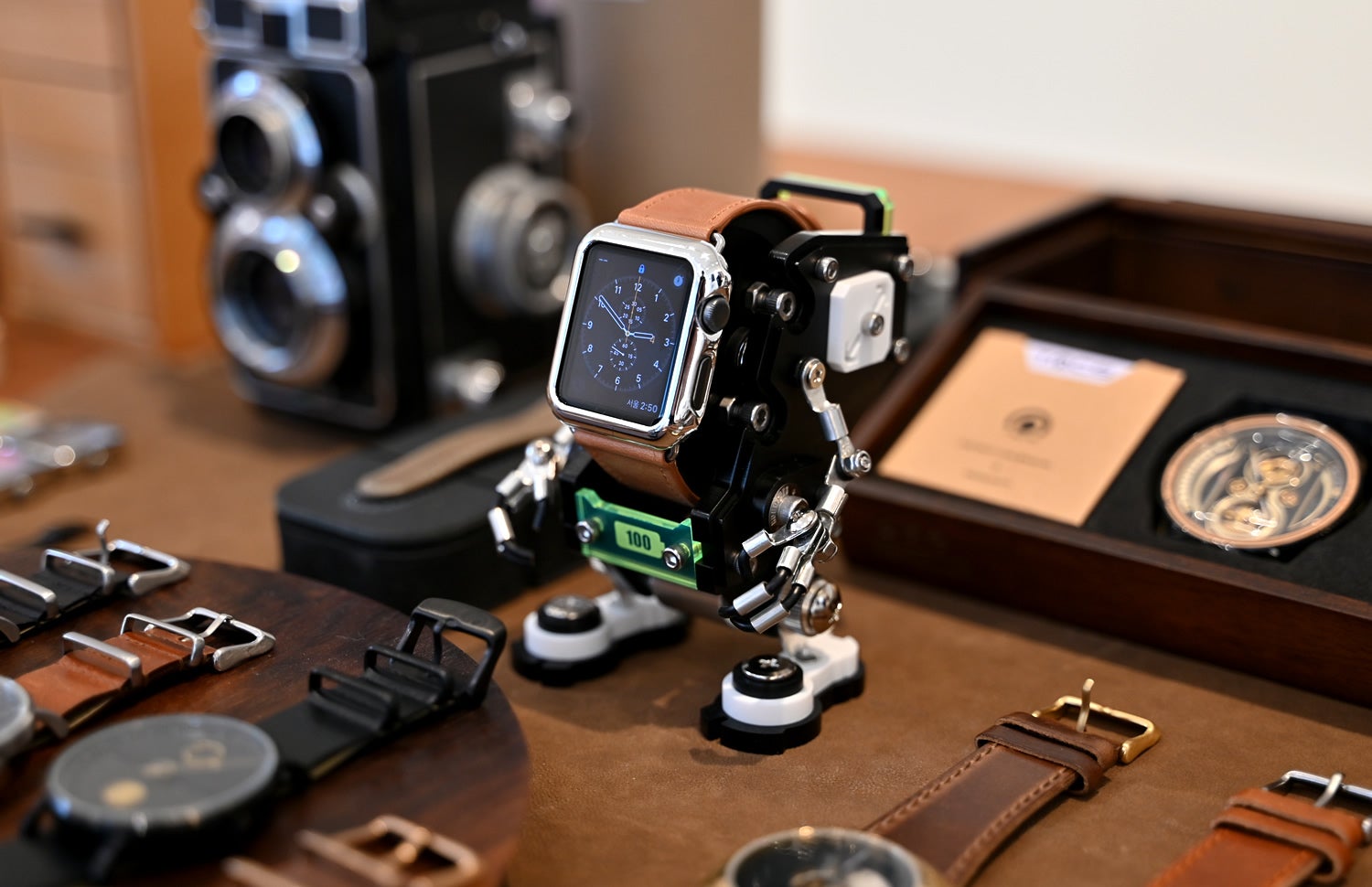 アップルウォッチがロボットに変身！一瞬で心を奪うインテリアウォッチ