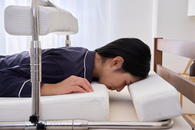 うつぶせ姿勢キープで睡眠を。寝具の上に置くサポートベット