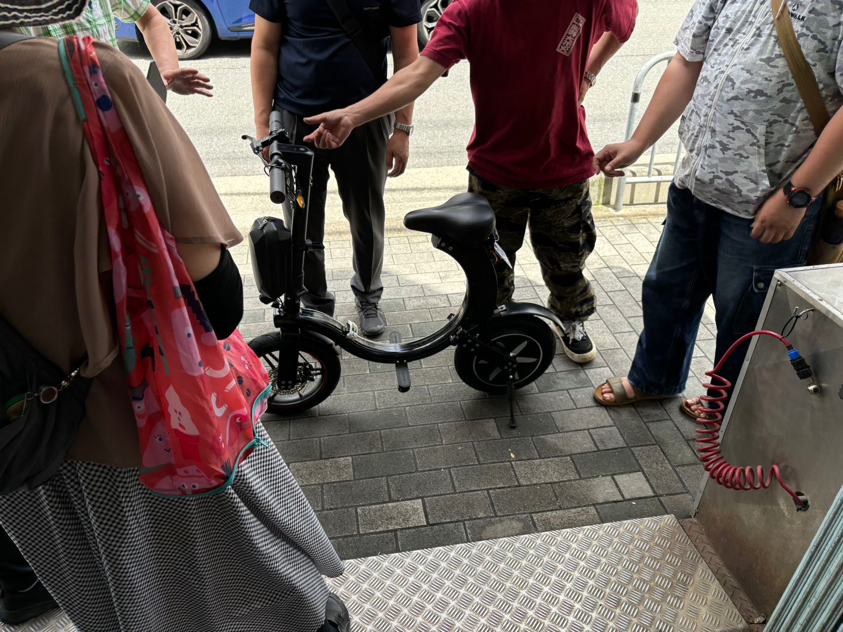 心高鳴る毎日へ。タイヤサイズにまで折り畳める、免許不要の電動バイク