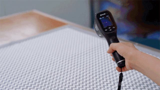 驚きの1mmの超薄型！丸洗い・モバイルバッテリー対応可能！炭素繊維