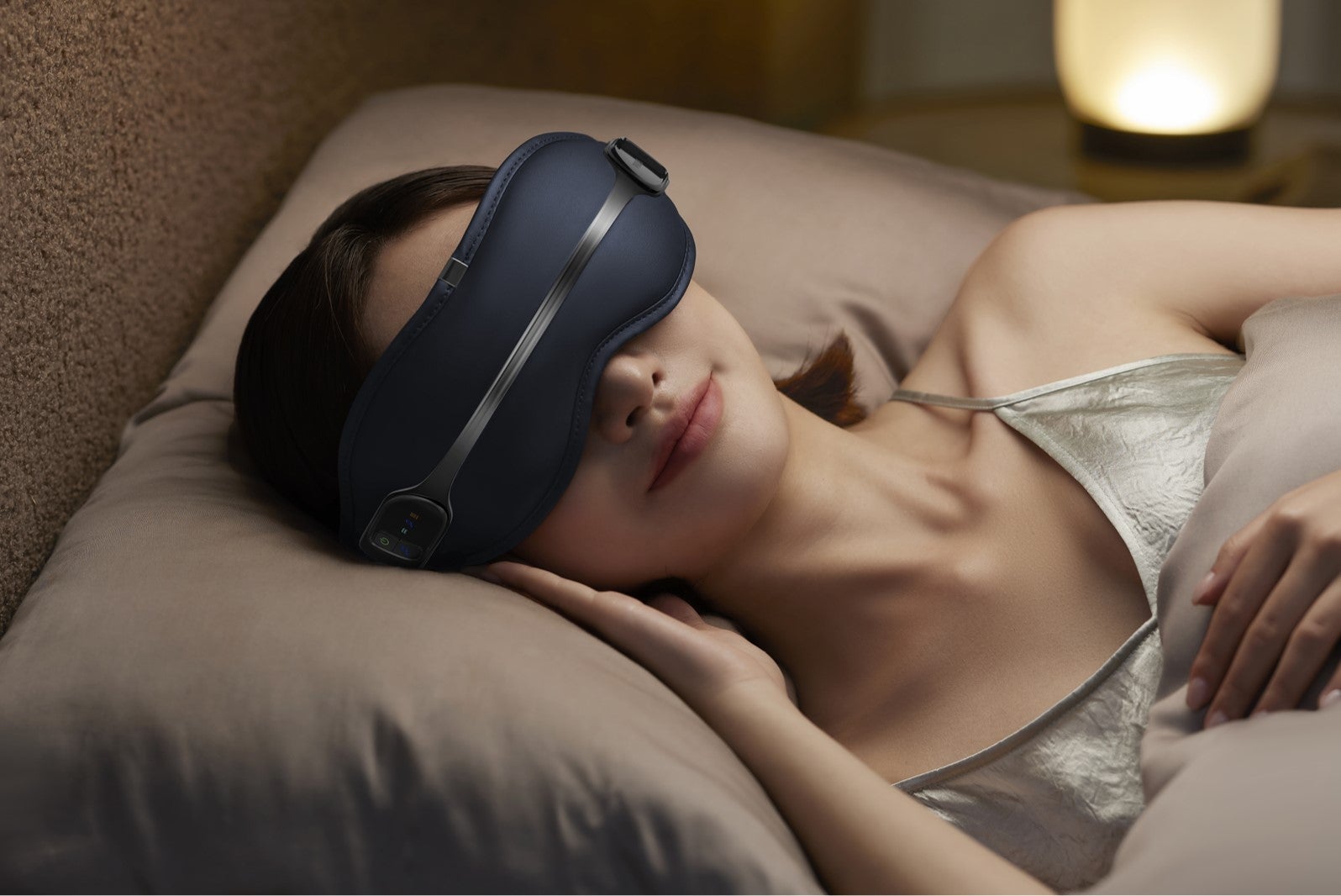 目元のツボを正確に刺激！16の立体振動で目元を徹底ケア【PHILIPS