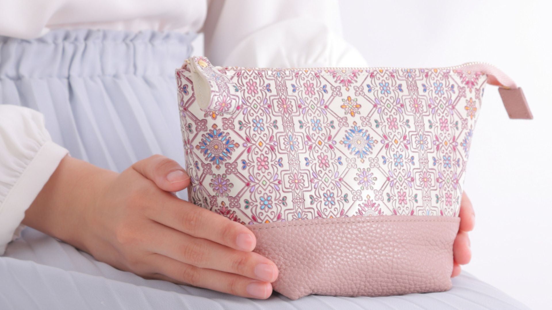 整頓できる友禅文庫の本革ポーチ 見た目も機能も妥協しない美しい