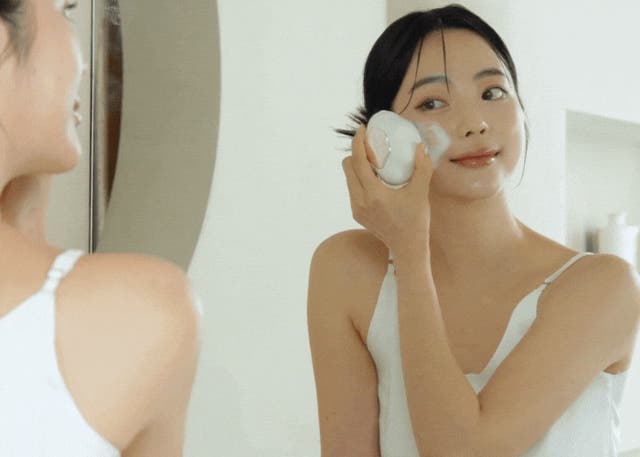 1分洗顔で潤い肌】LED美容ライト搭載音波洗顔ブラシでわたし史上最高の