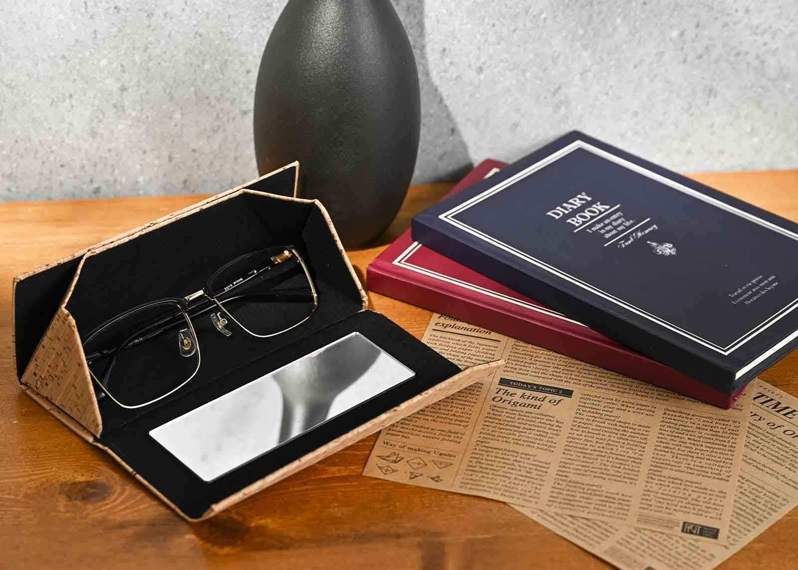 眼鏡より薄くコンパクトに折り畳め、スマホスタンドにもなる鏡付き