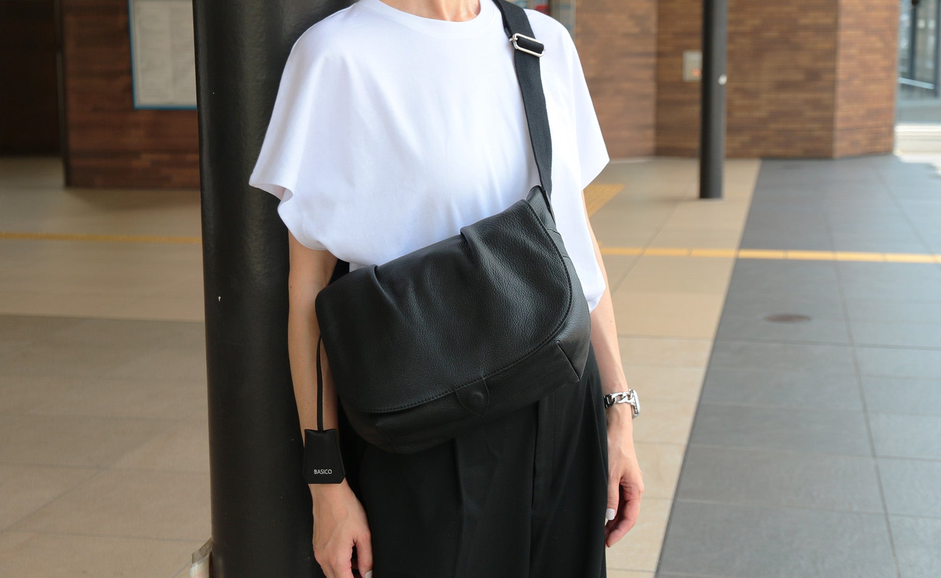 しっとり馴染む贅沢レザー。大人の毎日に寄り添う”気配りショルダー