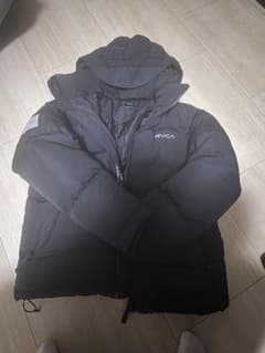 RVCA ブラック ダウンジャケット フード付き - メルカリ