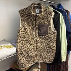 niko and ファー ベスト メンズ 豹柄 - メルカリ