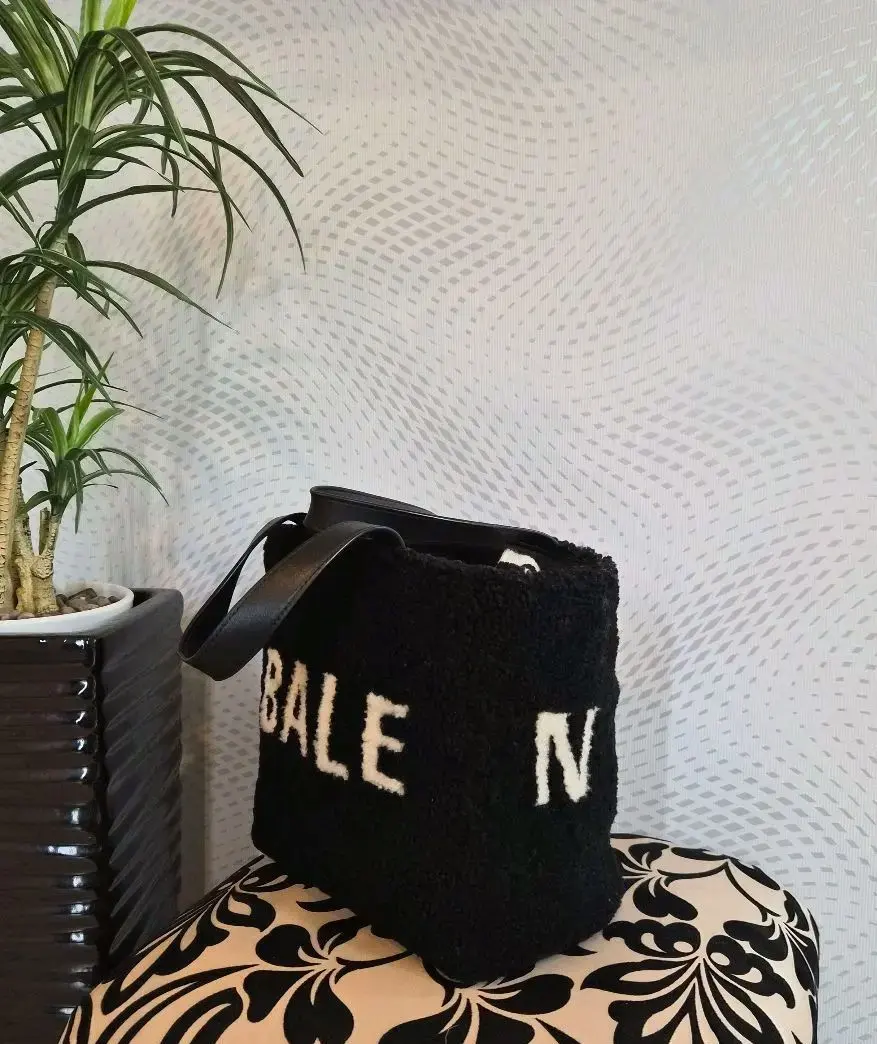 2026年最新】バレンシアガ ボア バッグの人気アイテム - メルカリ