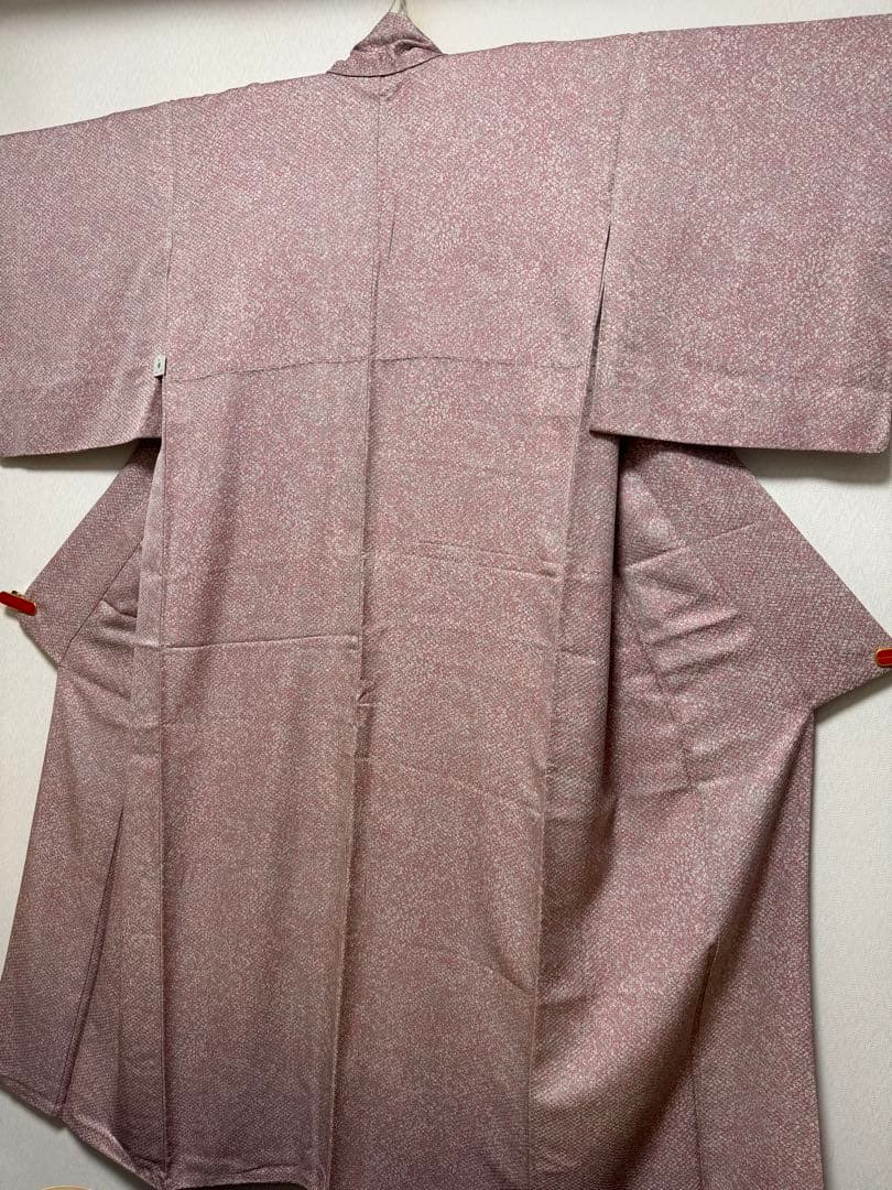 【極美品】京都老舗銘店「ゑり善」桃桜色「織疋田文様」手染めロウケツ染 小紋 新品【訪問着】 薄桜色 鼓｜友禅染め 絹100％ 八掛付き 未仕立て