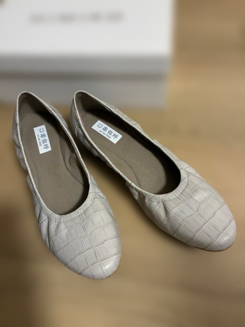 HIMIKO クロコダイル型押し フラットシューズ - メルカリ