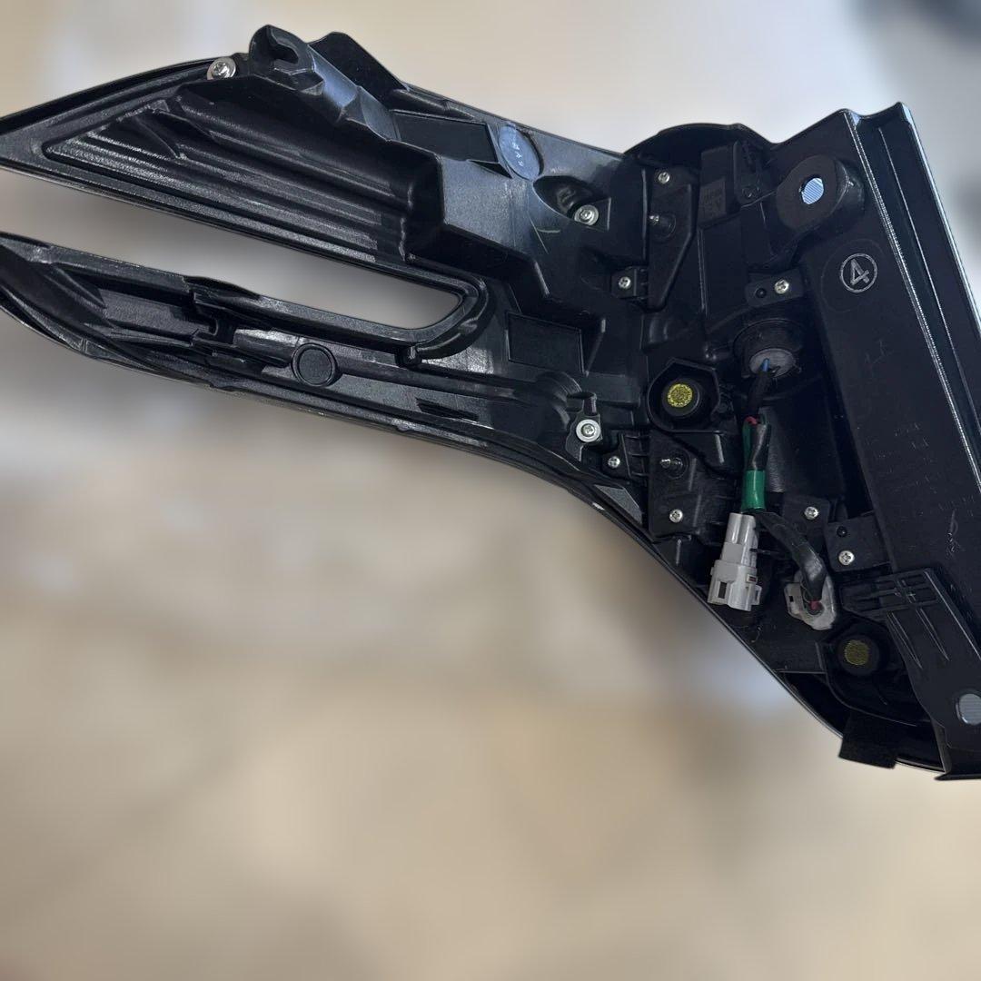 トヨタヴェルファイア30系前期 純正テールランプ 左右セット Koito製