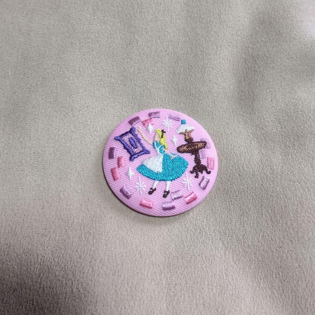 ディズニー 不思議の国のアリス 刺繍 缶バッチ - メルカリ