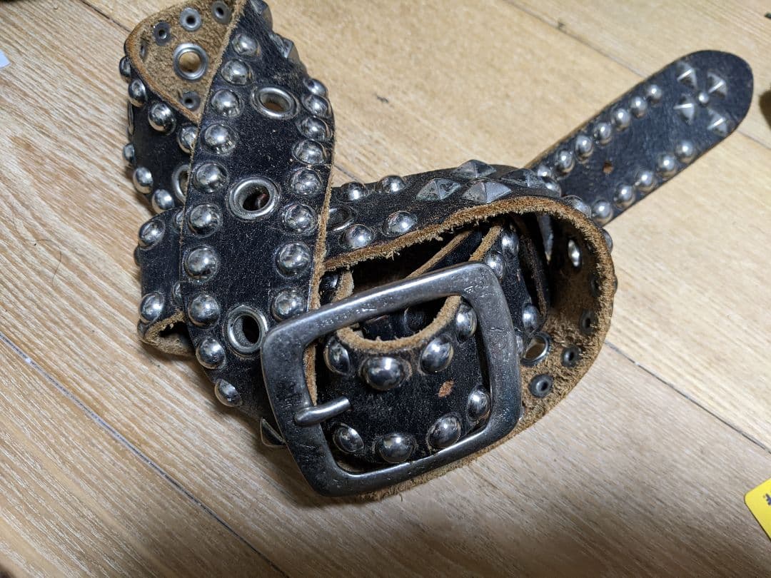 スタッズ付きブラックレザーベルト - メルカリ