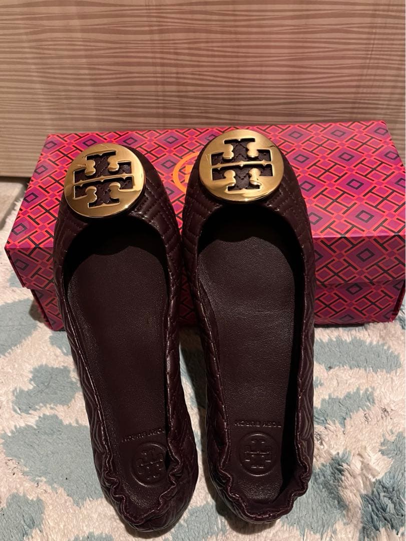 Tory Burch ダークブラウン フラットシューズ リーヴァ トラベル バレエ: レディース フラット | Tory Burch JP
