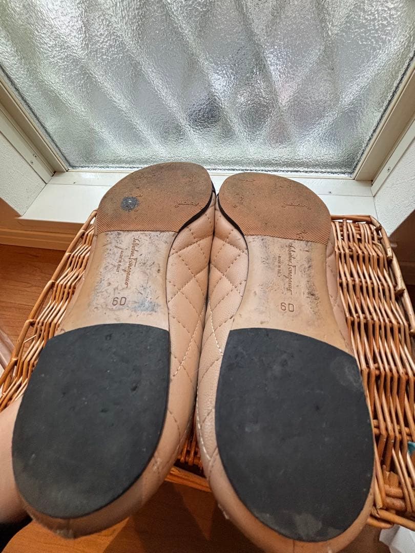 美品】23.5フェラガモ リボン ローヒール フラットピンク6D【専用袋