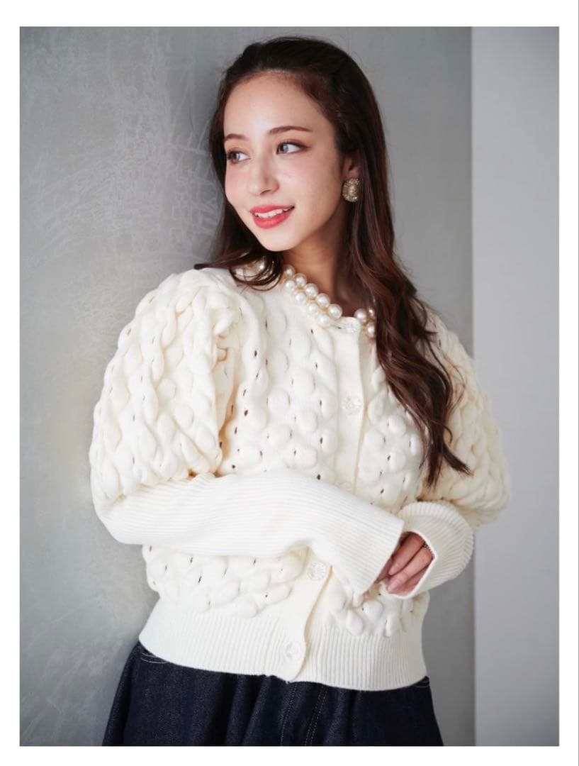 新品未使用タグ付き オブリ obli ホワイトニットカーディガン パール付き パールリボンシャギーミドルVネックカーディガン(カーディガン