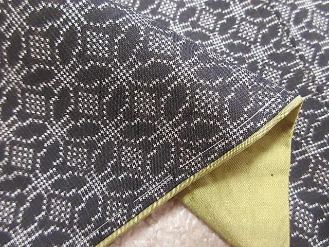 本場泥大島紬証明書：美品：七宝つなぎ模様：こげ茶：袷着物：しつけ糸