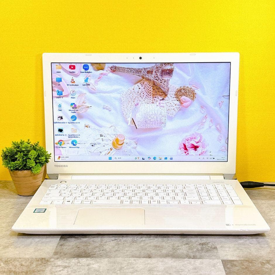おしゃれホワイト❣新品SSDで快適✨薄型ノートパソコン カメラ