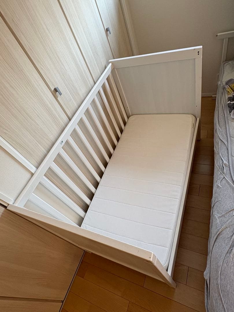 ぶんちゃん　IKEA SUNDVIK ベビーベッド ホワイト　マットレス付 SUNDVIK cot, white, 60x120 cm - IKEA