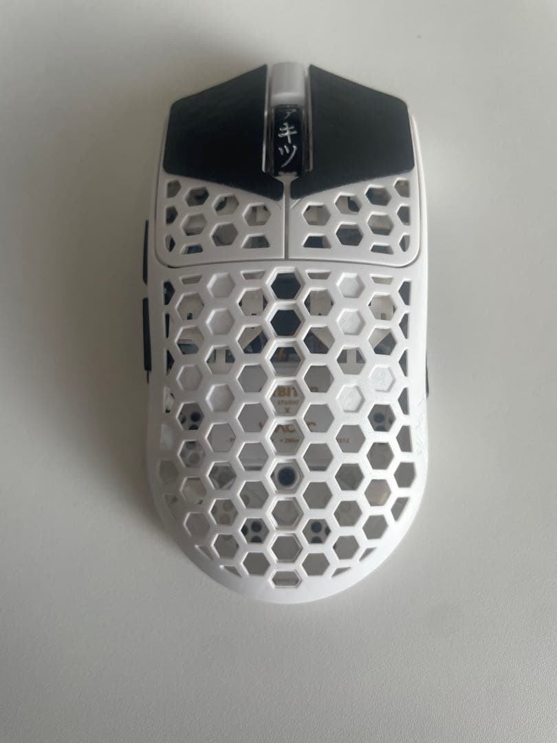Arbiter Studio AKITSU MEDIUM ホワイト TENKO® - AKITSU MEDIUM 40g Carbon Fiber 8K Wireless Gaming Mouse