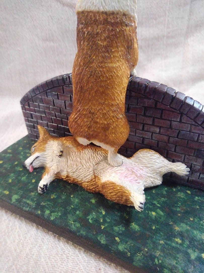 木彫りのコーギー2体 番犬編 - メルカリ