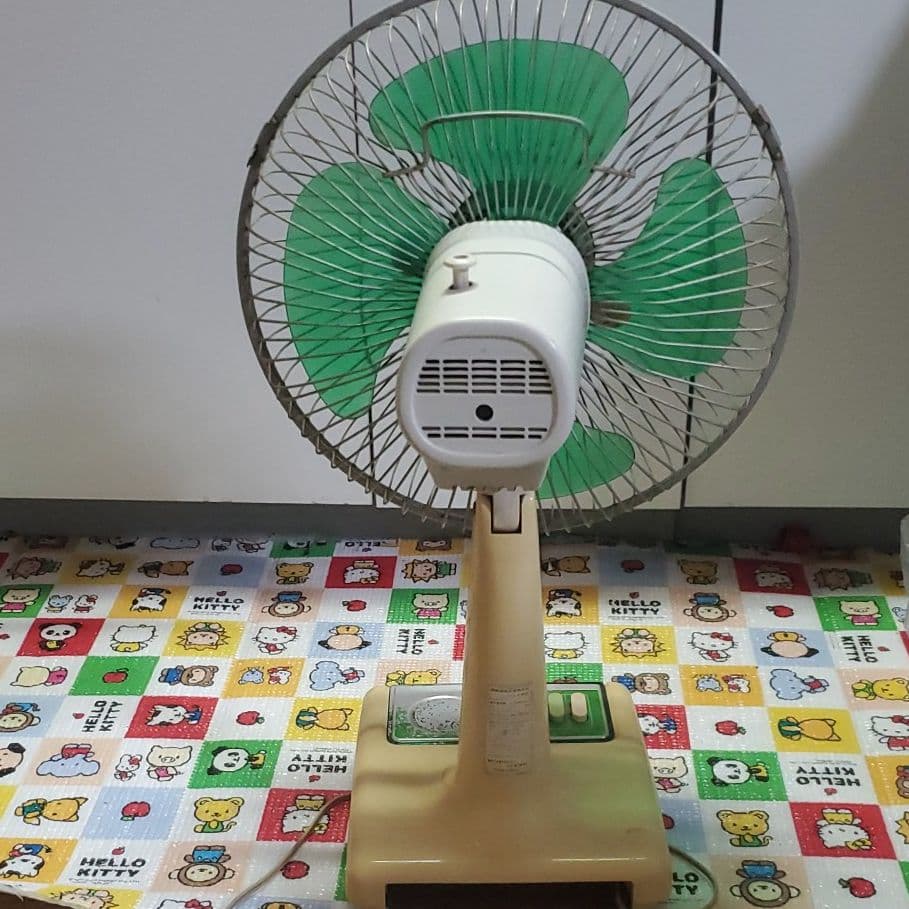 TOSHIBA 昭和レトロ 4枚羽卓上扇風機 動作品 - メルカリ