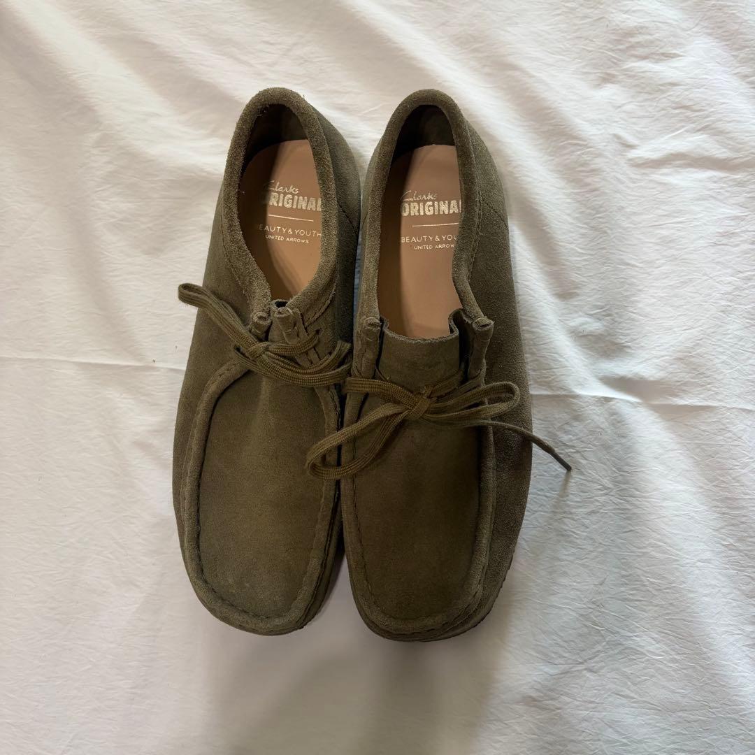 クラークス ビューティーアンドユース 別注モデル カーキ ワラビー