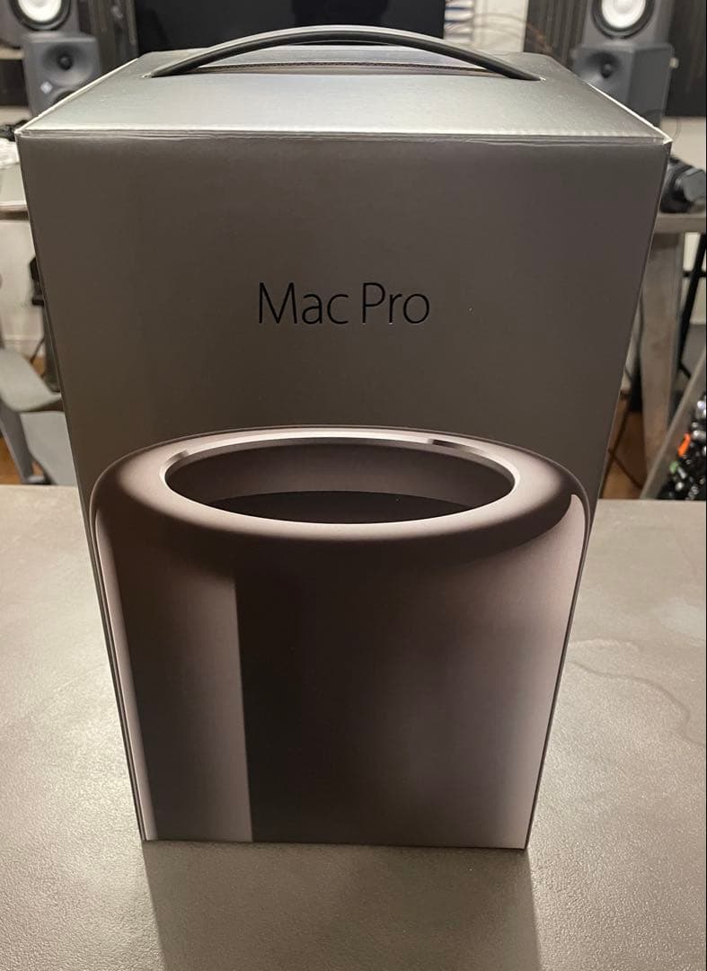 Apple Mac Pro 2013 本体 Apple Mac Pro review: Apple's radically reimagined Mac Pro is a