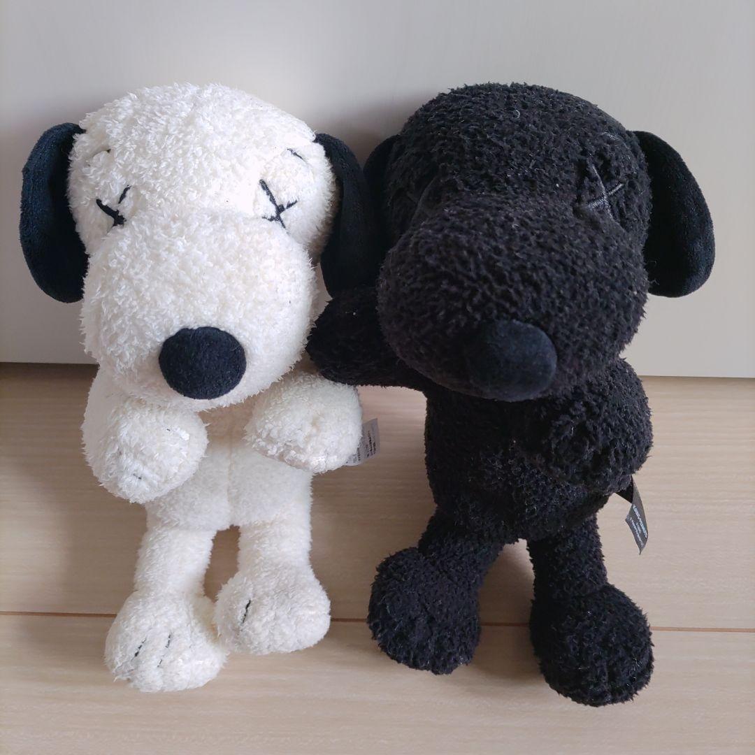 KAWS×PEANUTS スヌーピーぬいぐるみ ユニクロ 白と黒Sサイズ - メルカリ