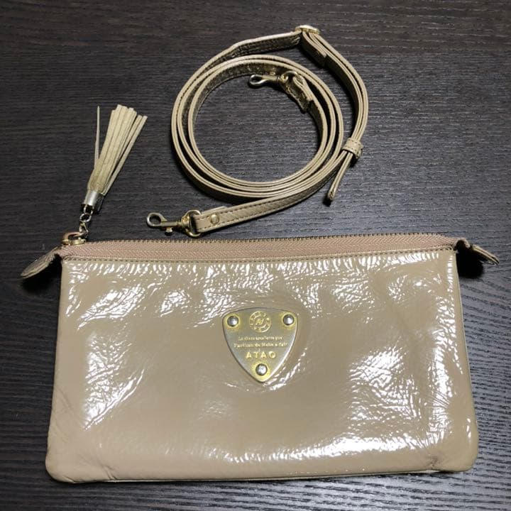 ATAO アタオ ブーブー エナメル グレージュ お財布ポシェット - メルカリ