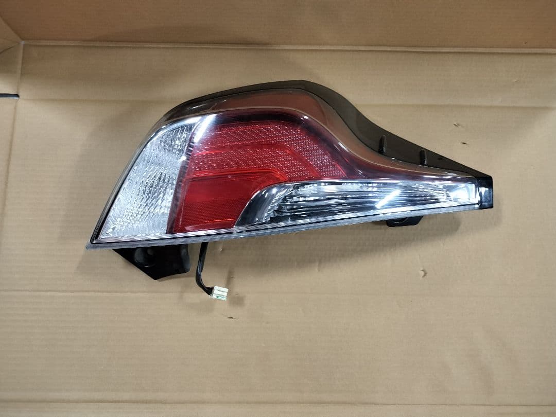 アクア DAA-NHP10 左テールランプ 中期 k-partscenter_230904000915600