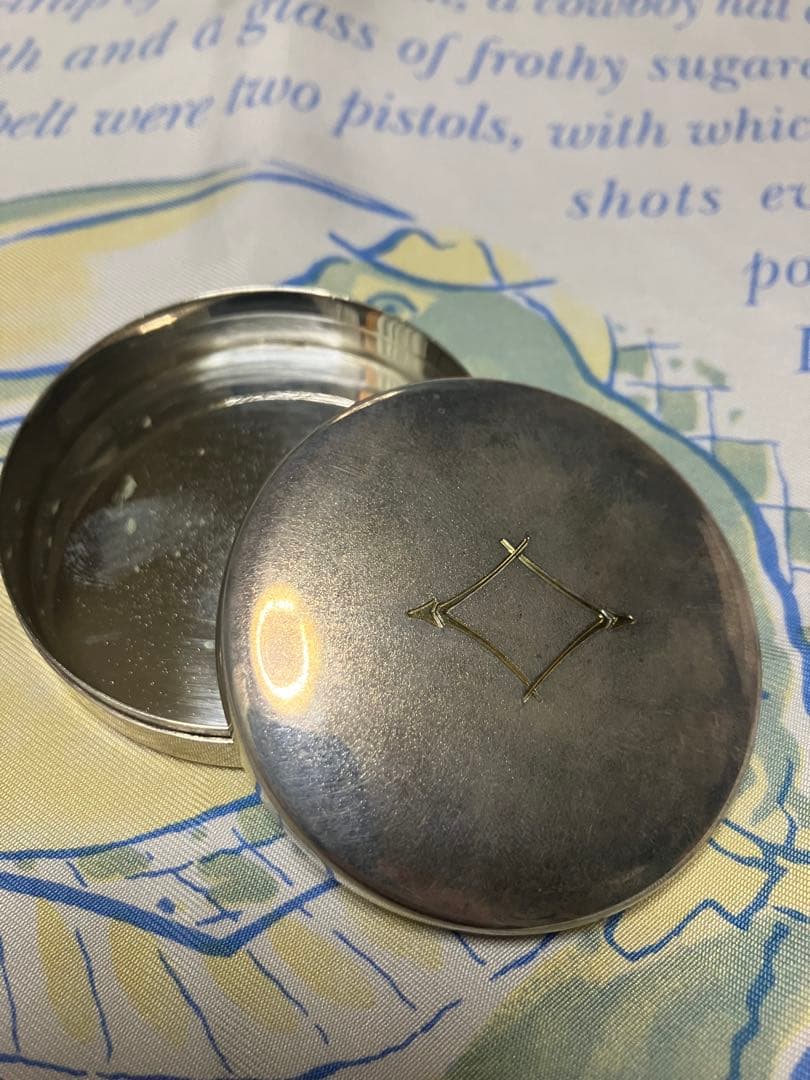 銀製 ボンボ二エール？小物入れ 銀製 小物入れ 彫金 箱 片切彫 煙草入 ボンボニエール 香合 爪楊枝入