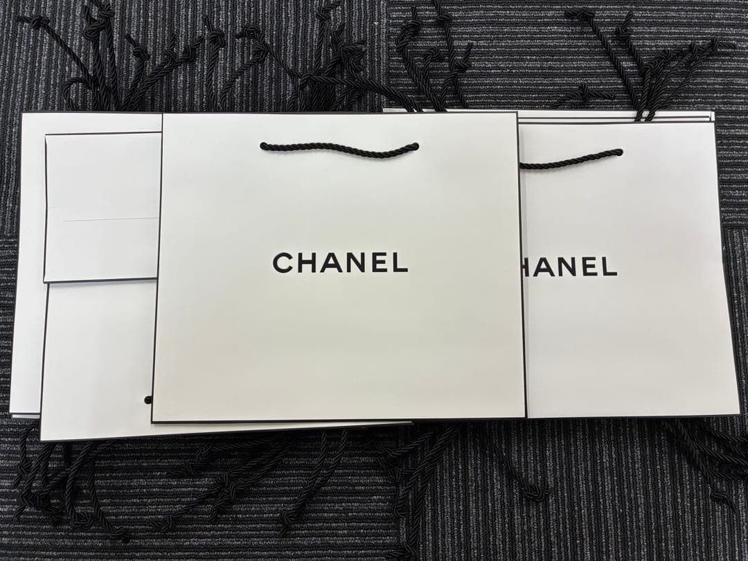 CHANEL シャネル ショッパー 紙袋 大サイズ　50枚 Amazon | シャネル ショッパー 紙袋 大サイズ 4枚セット 【並行輸入品