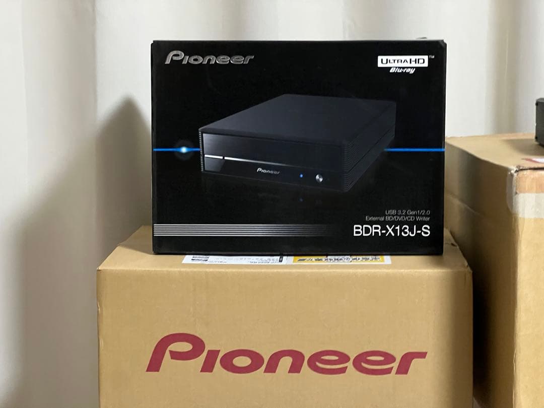 Pioneer BDR-X13J-S UHD/BD/DVDドライブ パイオニアの外付けBDドライブ「BDR-X13J-S」が発売、縦置き横置き両