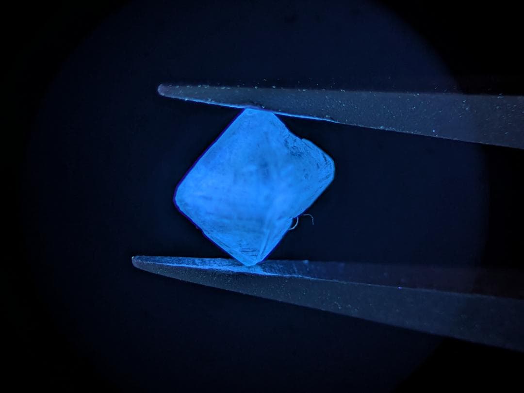 天然ダイヤモンド　八面体（トライゴン・蛍光アリ）　1.830カラット