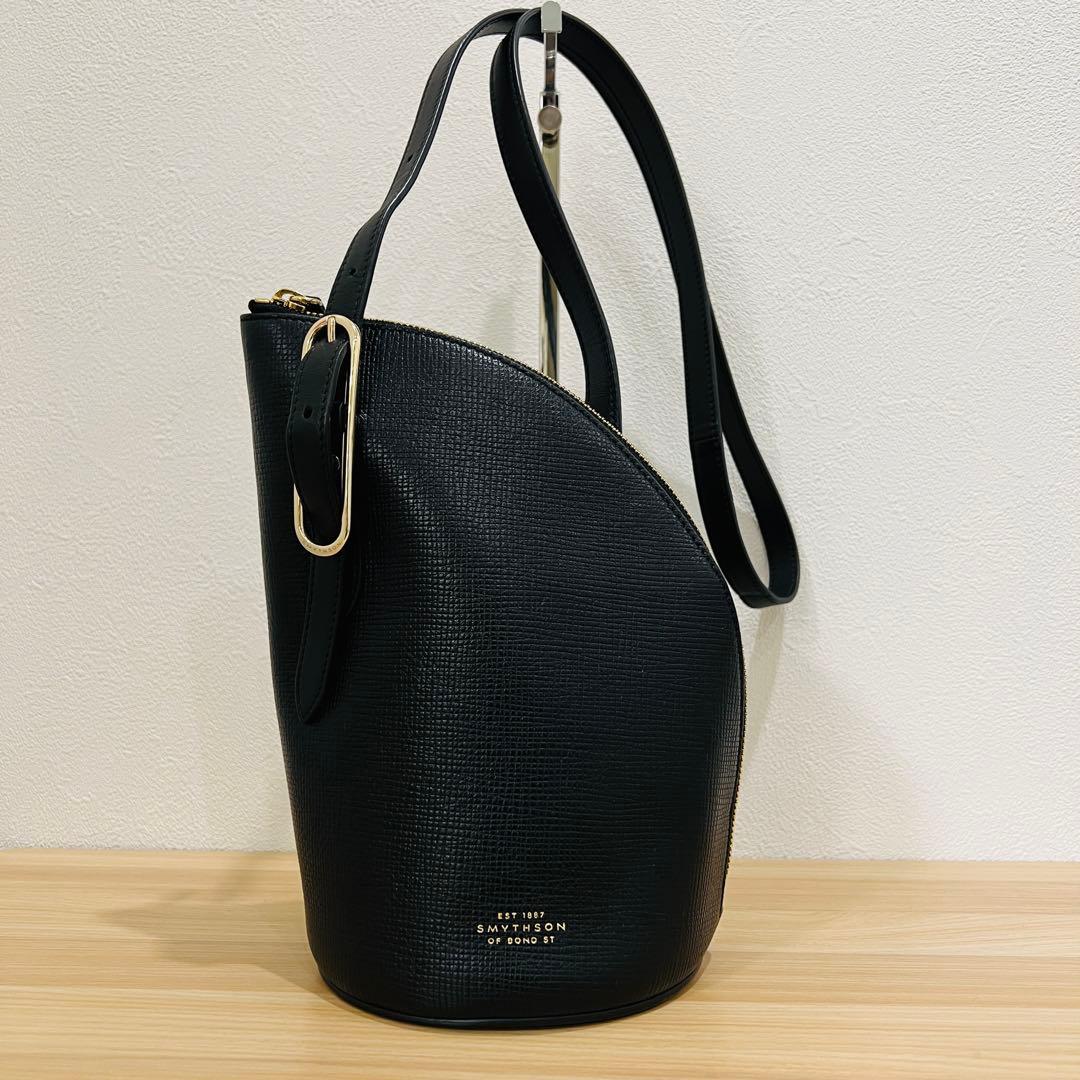 スマイソン ショルダーバッグ 黒 レザー クォータームーン クロスボディ スマイソン ショルダーバッグ 黒 レザー クォータームーン クロス