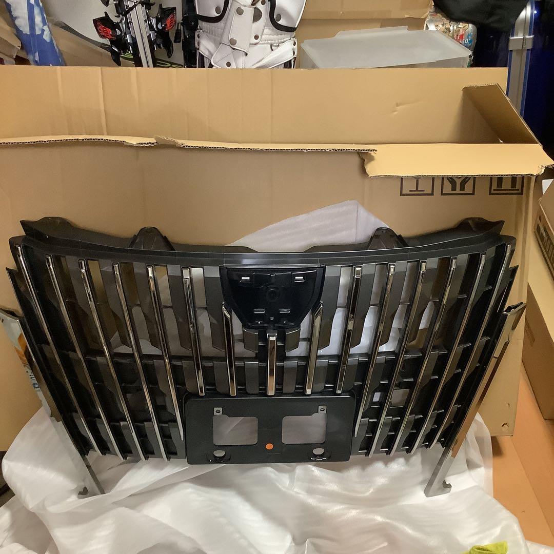 80系　エスクァイア後期　純正フロントグリル。 即決 エスクァイア 80 後期 トヨタ 純正 フロント グリル 53115-28130